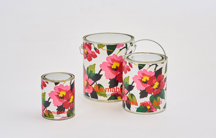 La gamme de couleurs « Flowers » créée par India Mahdavi pour Mériguet-Carrère mêle le savoir-faire dont cette maison créée en 1996 est l’écrin vivant, à la recherche des tons et des harmonies les plus justes de la designer.