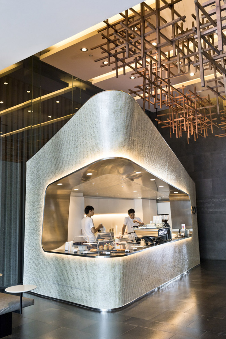 Installé dans le lobby du SO/ Bangkok, le KOF, le bar à café, loge lui aussi dans un écrin design.