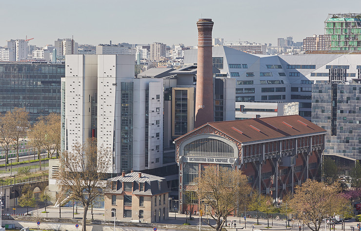 L’ENSA-PVS fait face à la Seine, dans le XIIIe arrondissement de Paris.
