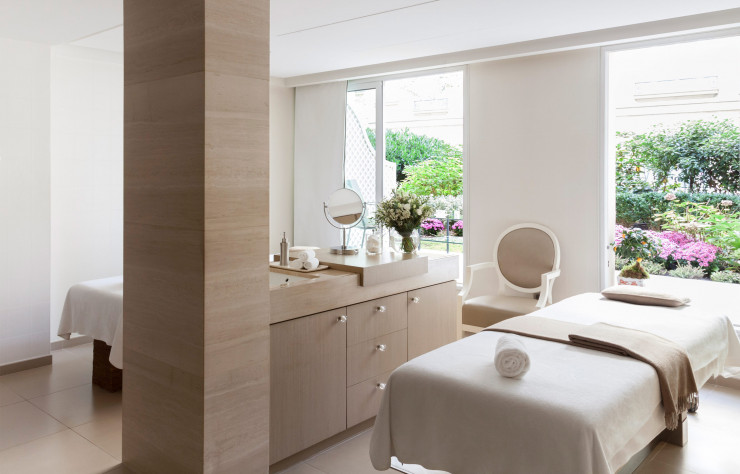 Pour respecter au mieux l’authenticité des bains russes, Le Bristol Paris s’est doté d’une « russian room », équipée d’un hammam et d’une table en marbre chauffant permettant d’effectuer des soins signature Bristol innovants.