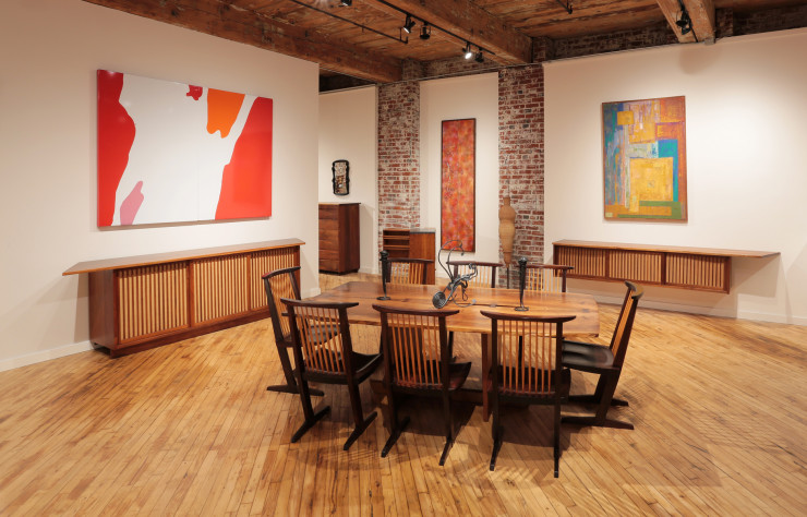 Buffet, console suspendue, table et chaises « Conoid » de George Nakashima.