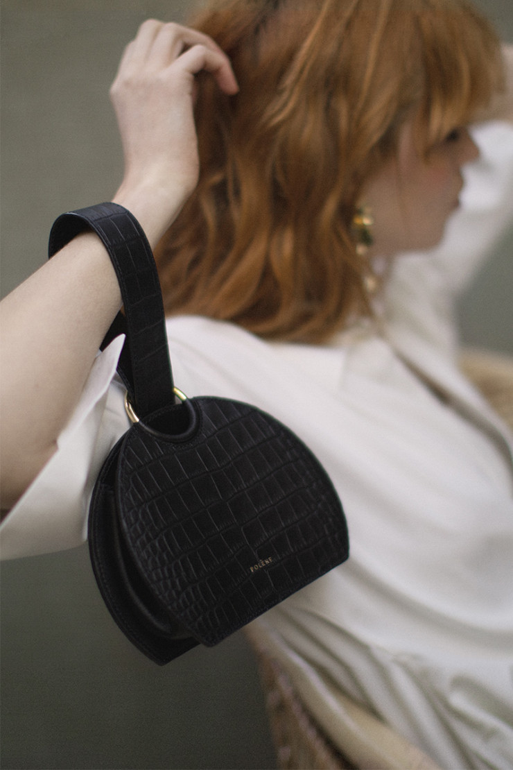 Minimaliste et élégant, le mini sac Numéro Six joue sur la justesse des courbes et le raffinement d’une pièce métallique centrale.