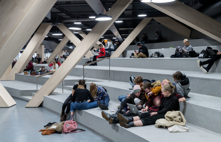 L’aménagement favorise des usages et des modes d’appropriation peu conventionnels pour une bibliothèque.