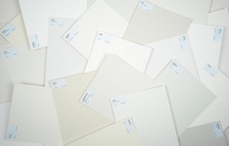 Les 24 blancs cassés OW (Off White) qui composent cette gamme ont tous été empruntés au passé. Le choix s’étend des crémeux aux plus neutres des blancs cassés.