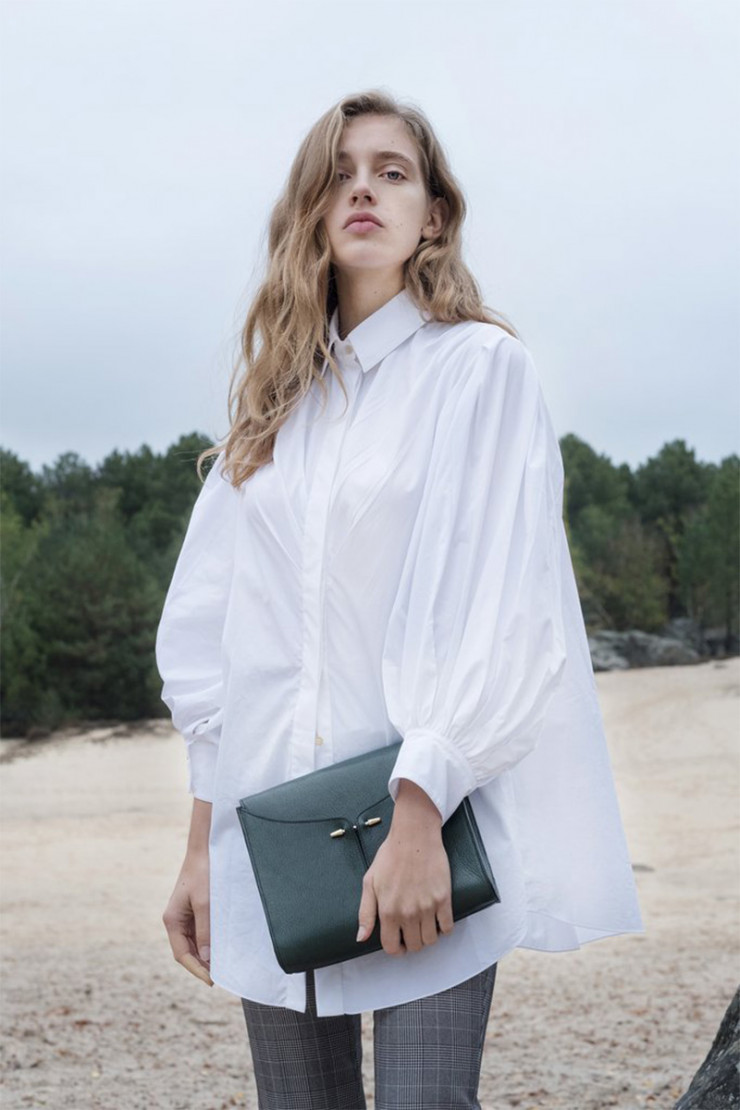 Le sac Gustave, à porter en bandoulière ou à la main comme une pochette.