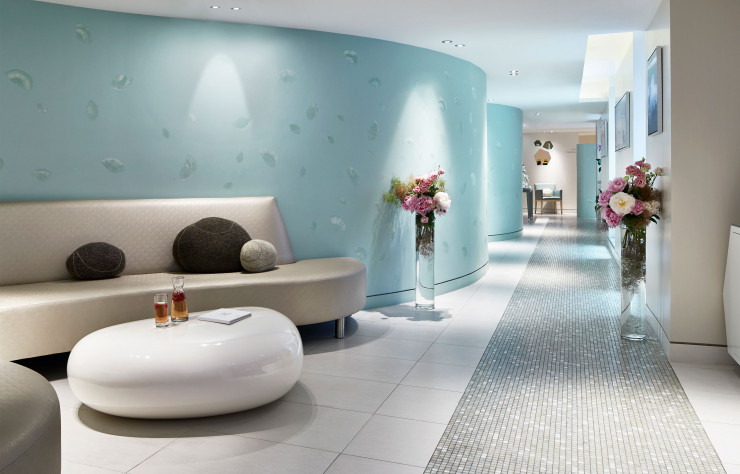 Depuis 2008, Le Meurice est partenaire de la prestigieuse maison suisse Valmont et membre du club exclusif des V35, regroupant 35 des plus incroyables spas au monde.