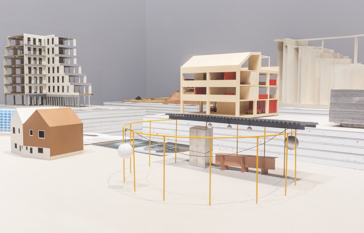 Au premier plan, un pavillon de Piovenefabi conçu pour la première édition de la biennale d’architecture et du paysage de Versailles.