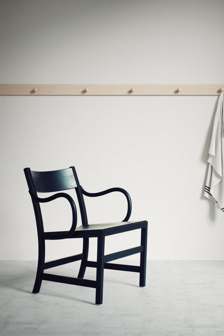 À rebours du reste des collections, le fauteuil Waiter file l’air de la nostalgie avec ses courbes shaker.