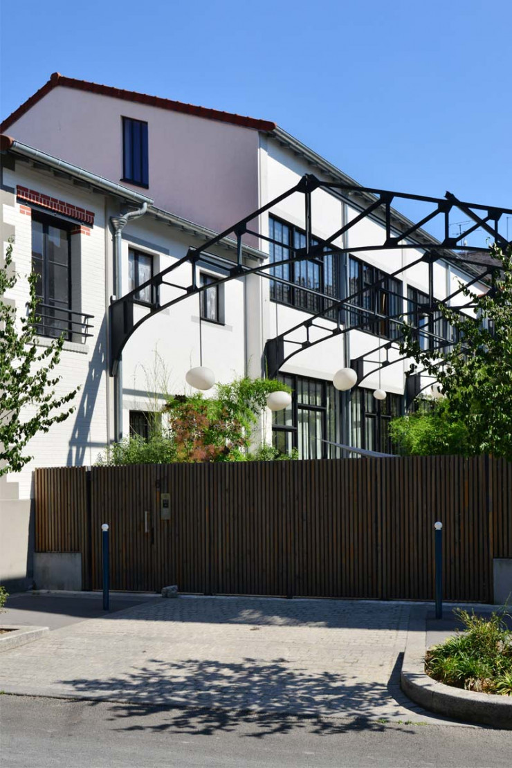 La manufacture de meubles Hagmann a été reconvertie en lofts par l’architecte Romain Armand en 2016. Celui-ci a conservé la charpente métallique de type Eiffel des ateliers mais en a supprimé la couverture afin d’apporter de la lumière au cœur de l’îlot.
