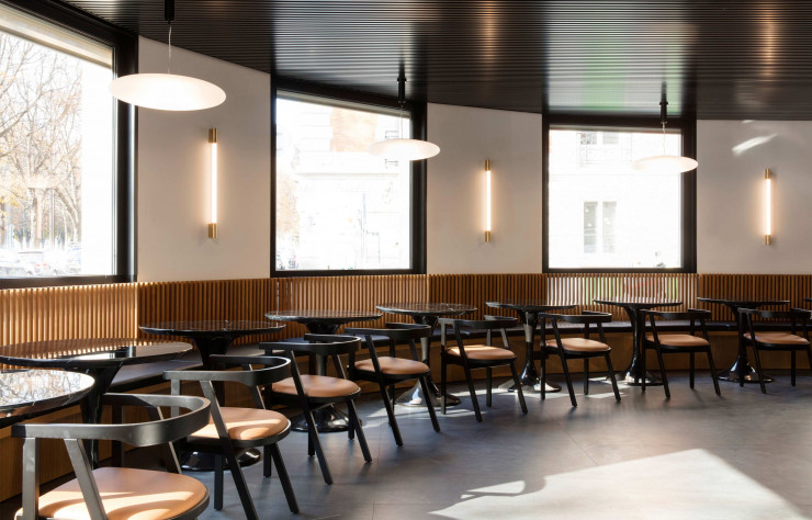 Au 16, cours Albert-Ier, The Bureau propose à ses usagers des services supplémentaires tels que ce coffee-shop, un environnement chic et convivial pour plancher sur un dossier ou recevoir un client…