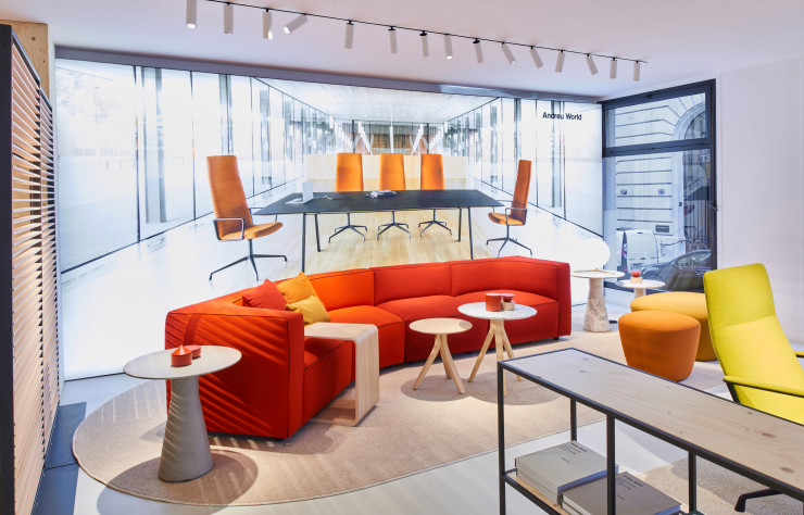 Colorées et confortables, les collections rompent avec les codes du mobilier de bureau.