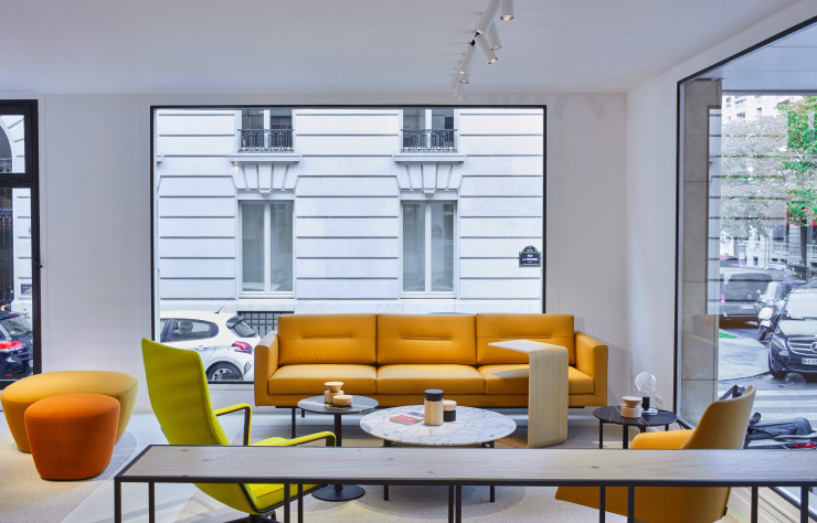 Les assises de la collection Nuez de Patricia Urquiola sont mises en avant dans un esprit home office.