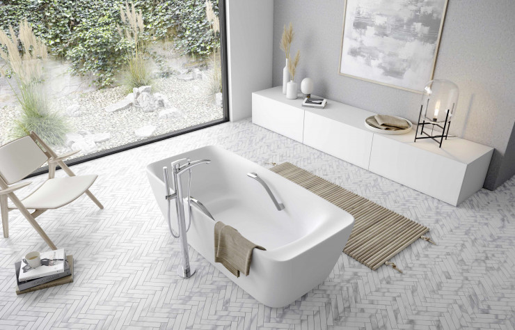 Chez Toto, spécialiste japonais de la salle de bains, l’attention portée aux baignoires justifie de les installer en îlots. La technologie Recline Comfort, présente dans certaines de leurs baignoires à flottaison, accueille le corps de façon optimale pour des instants de détente garantie.