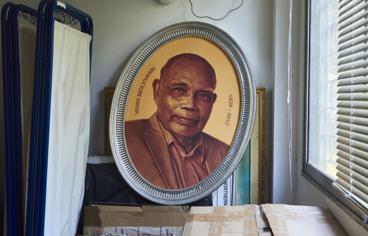 Dans un modeste pavillon aménagé dans le jardin de sa maison de Siem Reap, Vann Molyvann, dont un portrait trône ici, travailla dans ce bureau jusqu’à sa mort, en 2017. S’y trouvent encore ses plans, ses dossiers de projets et les livres qu’il a publiés. Ceux-ci retracent toute la carrière de l’architecte le plus prolifique du mouvement de la nouvelle architecture khmère du Cambodge.
