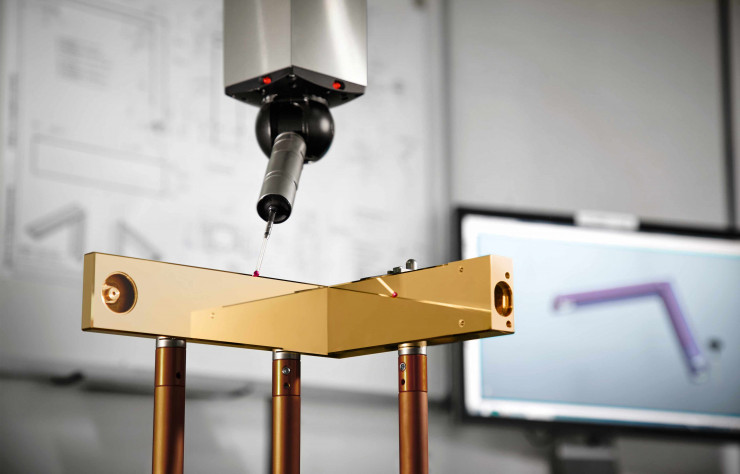 Si la tolérance, vérifiée par un test laser, est avérée, corps et becs peuvent alors passer à la coupe au diamant.