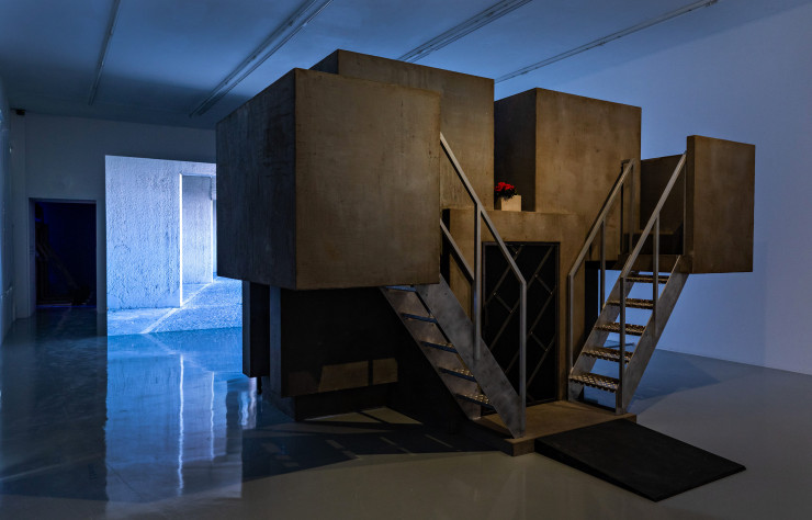 Le parcours immerge le visiteur dans les bâtiments d’un architecte fictif.