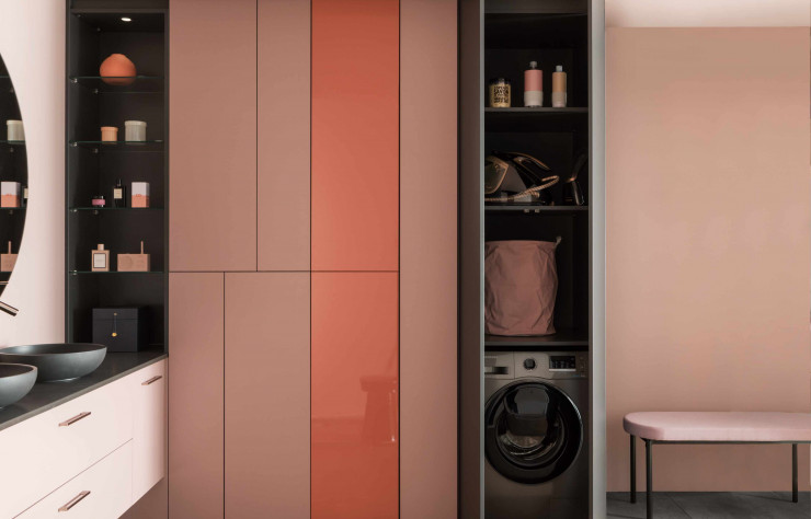 Chez Mobalpa, on a pris conscience que l’espace buanderie est souvent négligé en matière de décoration, d’où cette proposition d’« ambiance velours » pour ce meuble sur mesure, en mélaminé rose tamaris mat, et ses façades Gaïa, laquées corail brillant, et Mélia, en mélaminé graphite verni mat.