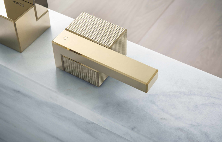 Chanfreins parfaits à 45°, surface à effet miroir, décor guilloché, fraisage 600 fois plus précis qu’avec une méthode traditionnelle : cette gamme constitue une véritable parure de bijoux pour la salle de bains.