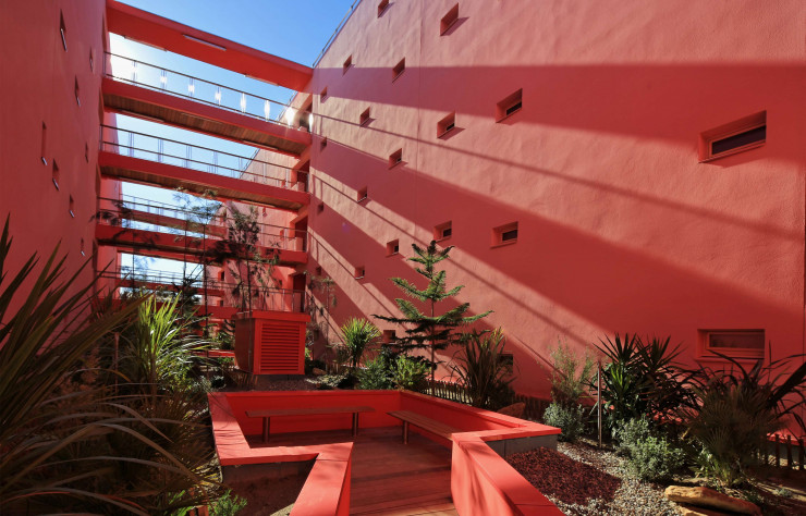 Redline (2014), à la Seyne-sur-mer (83), se compose de trois volumes, un socle et deux ailes comprenant 50 logements, mais aussi des passerelles et un belvédère rouge sang.