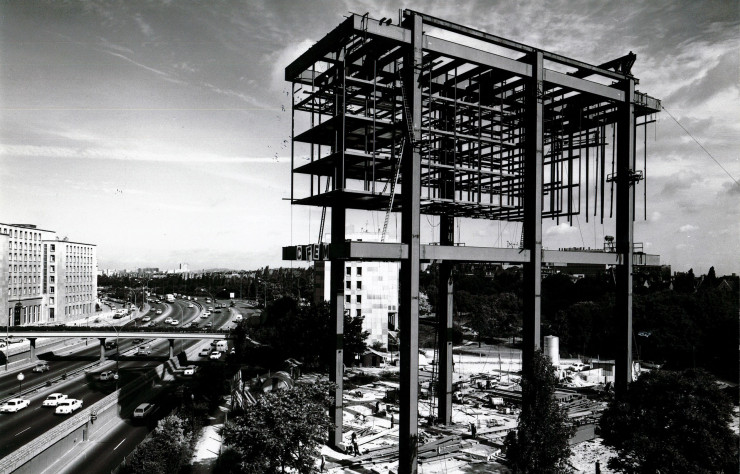Parmi les rares réalisations de Claude Parent, la Maison d’Iran (1961-1969), conçue avec André Bloc pour la Cité Universitaire Internationale de Paris, domine encore le périphérique de la capitale.