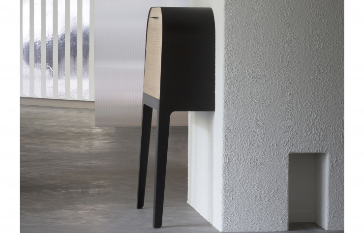 Le bureau Elmer s’appuie contre un mur pour prendre moins de place dans une entrée d’appartement.