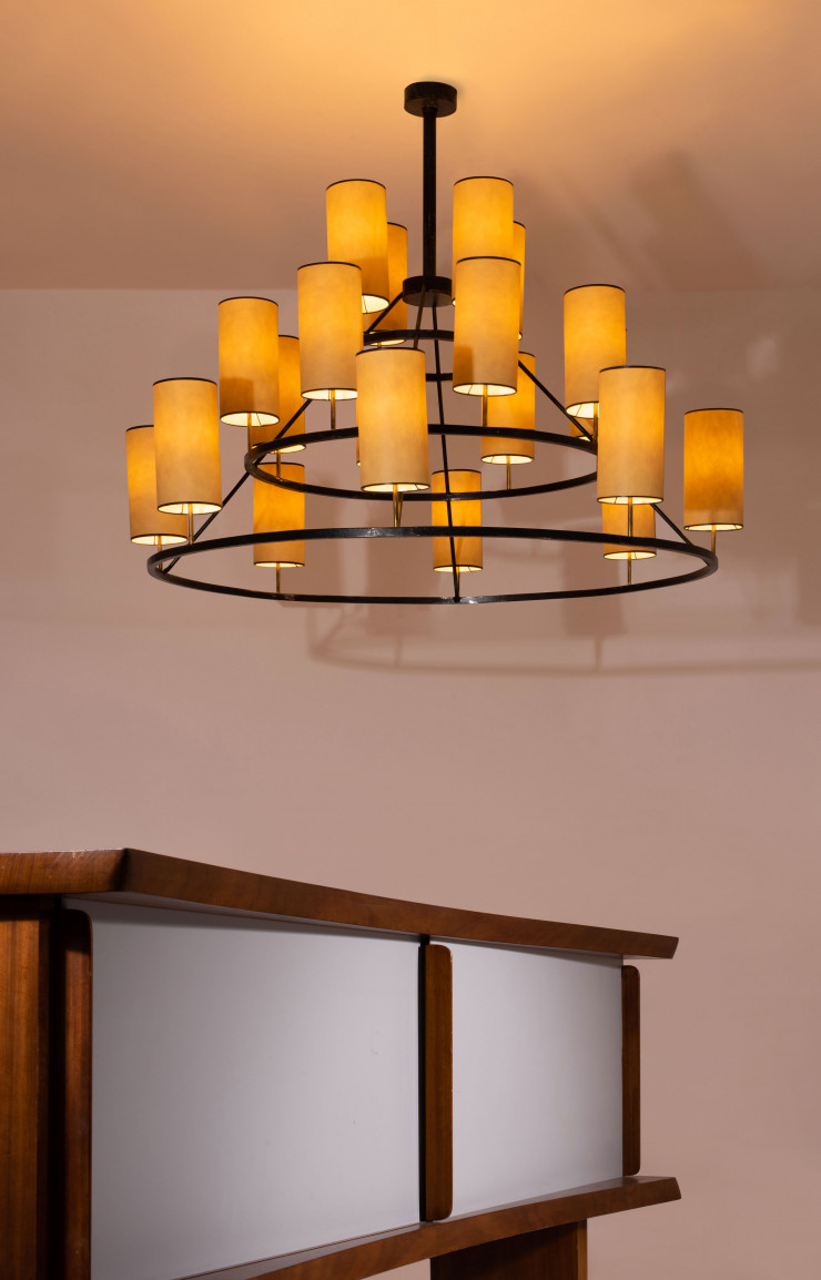 Le lustre de Jean Royère suspendu au-dessus d’un buffet de Charlotte Perriand.