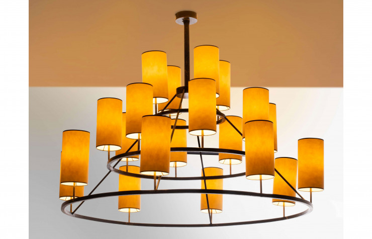 Suspension à vingt lumières dite « Maison de l’Iran » de Jean Royère (1969).