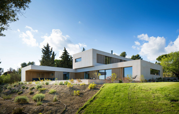À Aix-en-Provence, la maison A fut livrée en 2016. Construite en béton teinté dans la masse, de couleur pierre, elle se trouve sur un terrain profitant de vues exceptionnelles. Elle mêle force expressive et lignes franches et s’intègre au mieux dans le paysage.