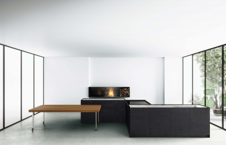 Combine, de Piero Lissoni pour Boffi, évolue avec de nouvelles finitions : le Durinox pour les plans de travail, un fini polyester poli pour les portes et une nouvelle version en aluminium verni noir.