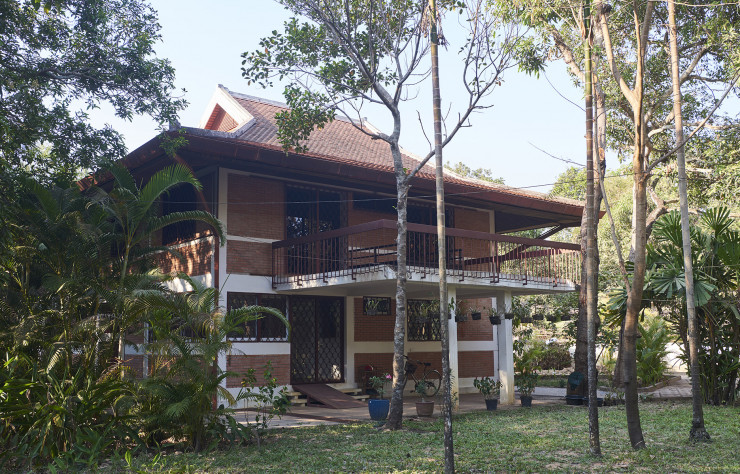 Après sa période d’exil politique en Suisse, Vann Molyvann revient au pays en 1991. Il passe la fin de sa vie dans cette maison simple, édifiée à Siem Reap, près de ses chers temples d’Angkor. Brique, béton, pilotis, granito : on y retrouve tous ses matériaux préférés.