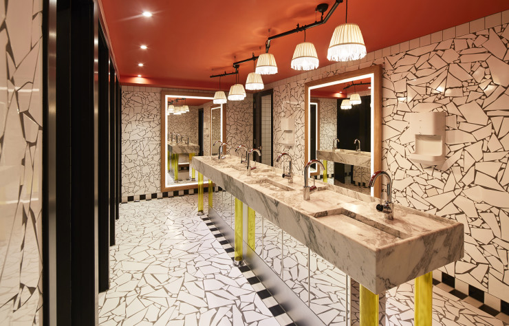 Le décorum se poursuit jusque dans les toilettes.