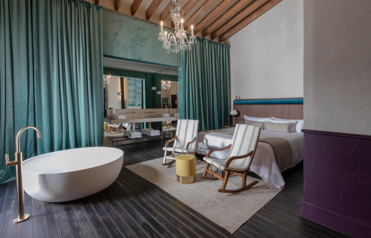 Et dans la suite Deluxe, elle trône carrément au bout du lit…