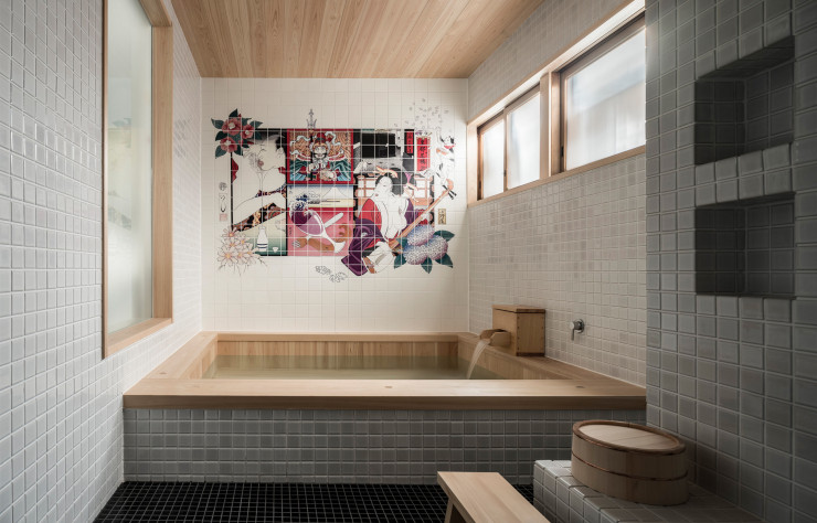 Geishas et sumotori s’affichent dans la Trunk (House) à Tokyo.