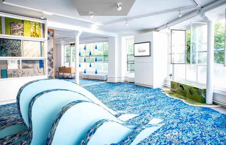 Dans le showroom parisien de Balsan, rue de la Verrerie (IVe), son installation Friselis rend hommage à la mer et à l’engagement écologique du fabricant de revêtements.