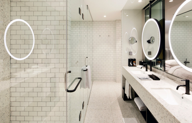 Ambiance minérale dans les salles de bains du RYSE Hotel à Séoul.