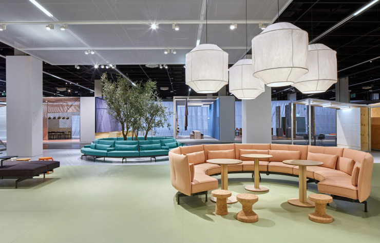 Au lieu de créer un environnement de travail centré sur des bureaux avec des canapés périphériques, Soft Work forme un système dans lequel les postes de travail sont concentrés autour d’un paysage d’assise.