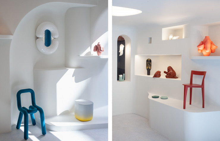 Les chaises « Bold » (en bleu) et « Petite Gigue » (en rouge) dialoguent ici avec des vases et un miroir de Jean-Baptiste Fastrez.