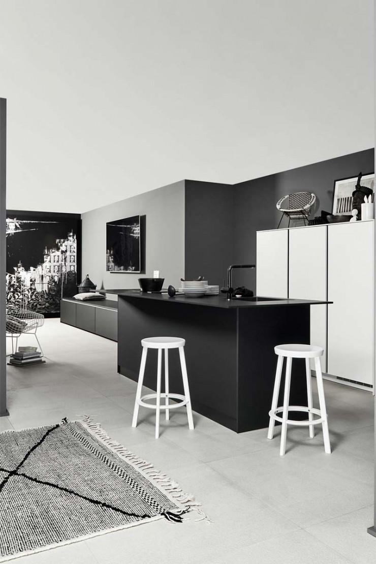 Réinterprétation du modèle +Segmento, cette cuisine +Segmento Y de Poggenpohl vise une cible plus jeune et est proposée uniquement en noir, gris ou blanc.