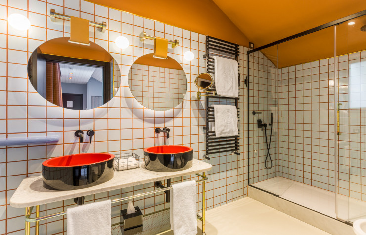 Réveil vitaminé dans la salle de bains du Room Mate Giulia Hotel à Milan.