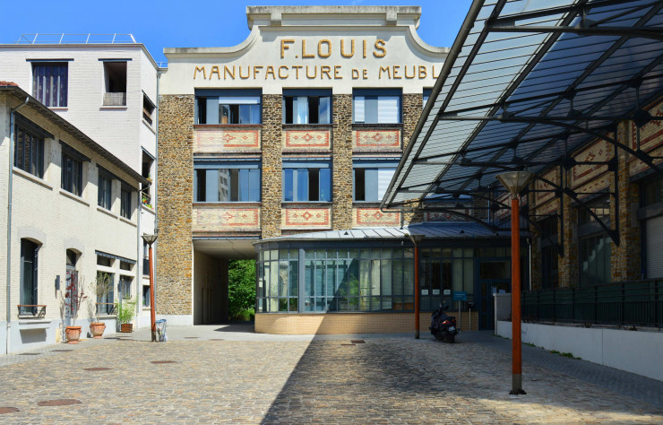 Tournant le dos au canal, l’ancienne manufacture de meubles Frédéric Louis a gardé sa façade en meulière et briques vernissées, surmontée de son enseigne Art nouveau.