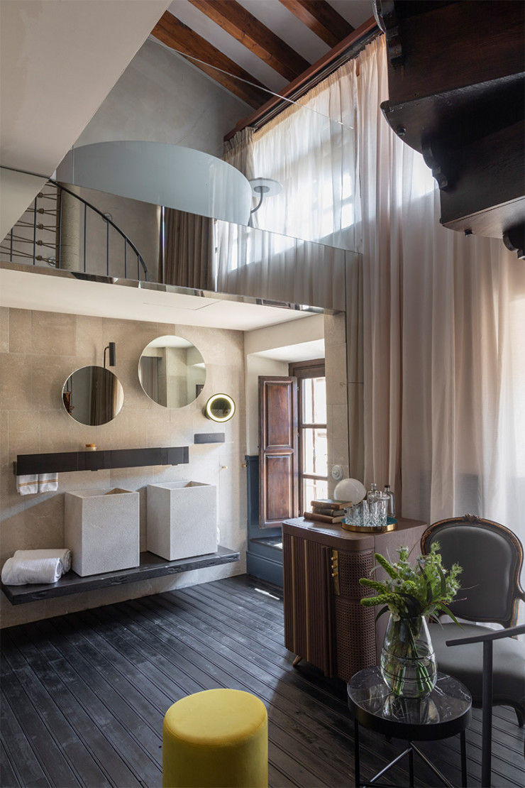 Dans cette chambre, la baignoire est installée sur la mezzanine.