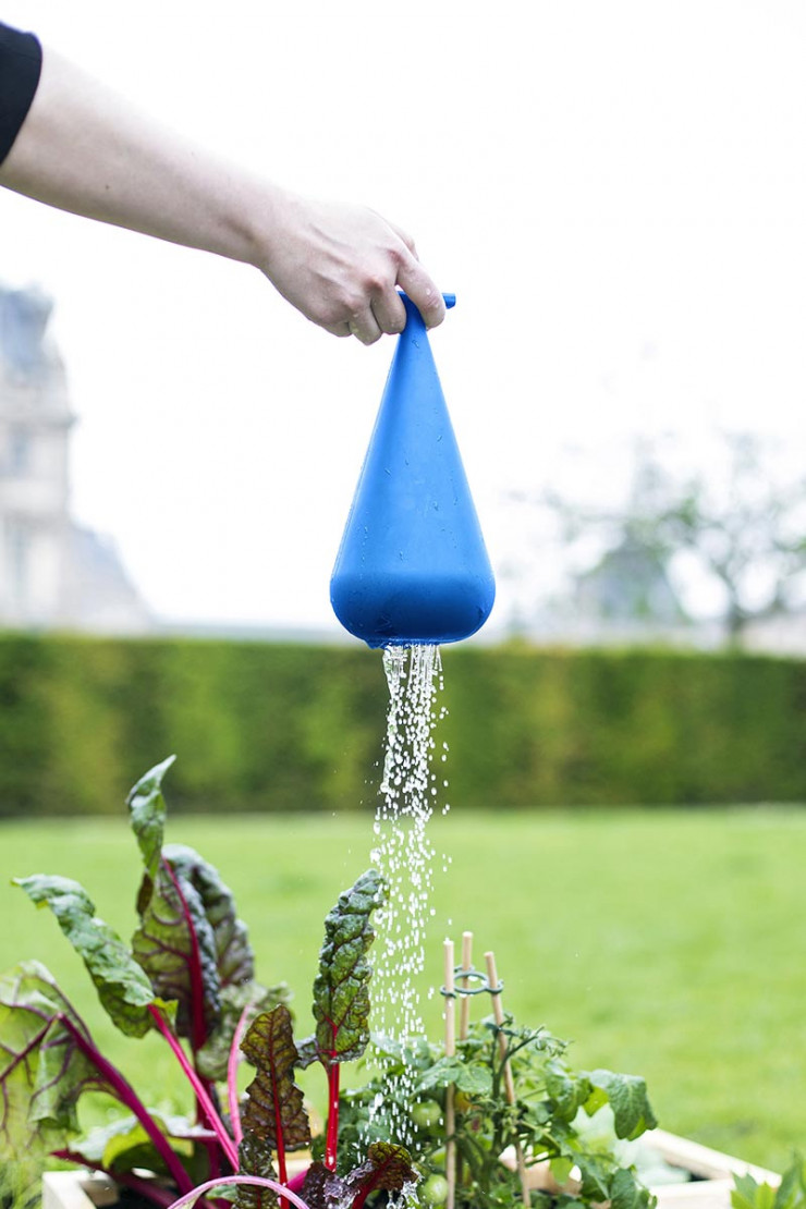 De l’eau, toujours de l’eau, avec la Chantepleure, un astucieux système d’arrosage manuel mis au point par Studio Idaë, la structure fondée par Isabelle Daëron.
