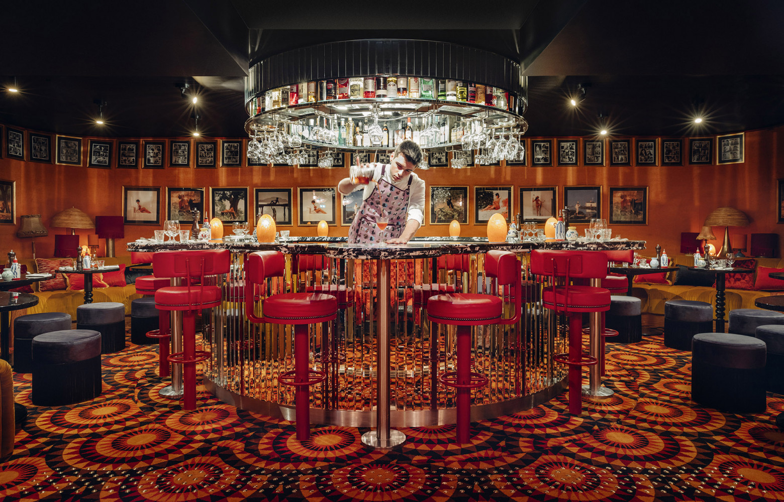 Au niveau inférieur, le bar nous transporte dans un film de Kubrick.