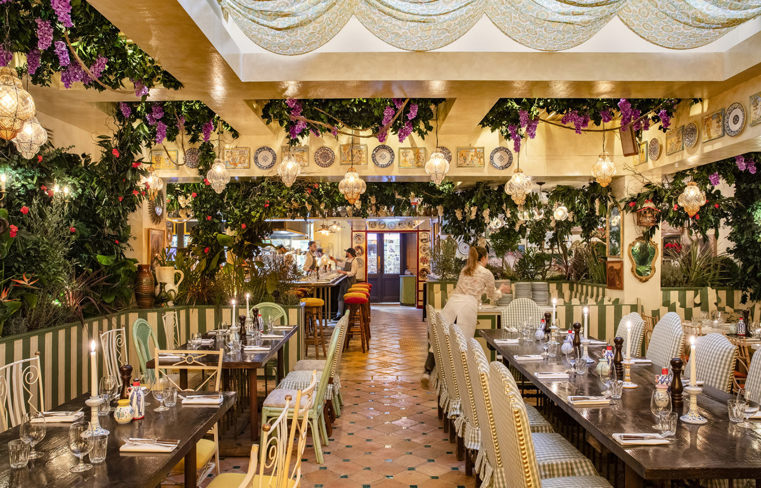 La salle principale prend des allures de jardin d'Eden, une végétation folle prenant le relais de la...