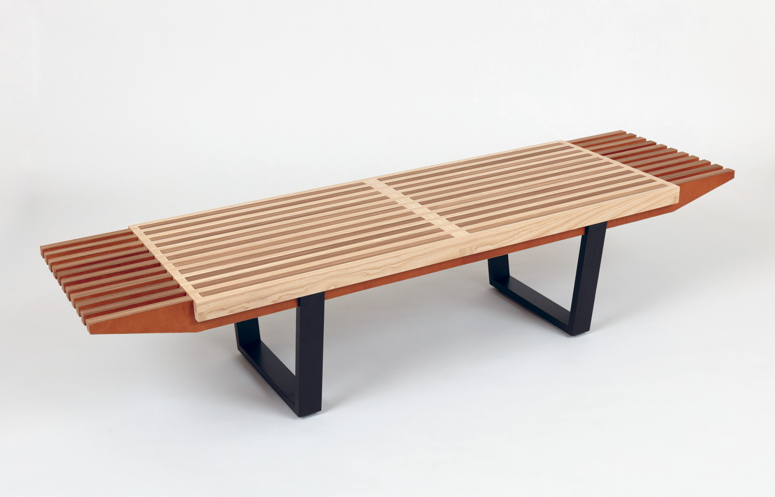 Le designer franco-américain Eliott Barnes a adjoint au Nelson Bench une structure en cuir qui le transforme...