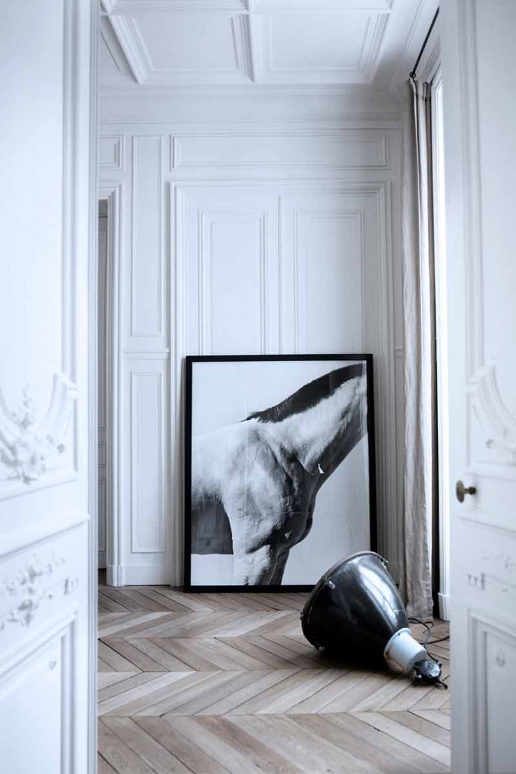 Dans le couloir du nouveau showroom de Patrick Gilles et Dorothée Boissier, photo Le Cheval de Steven Klein.