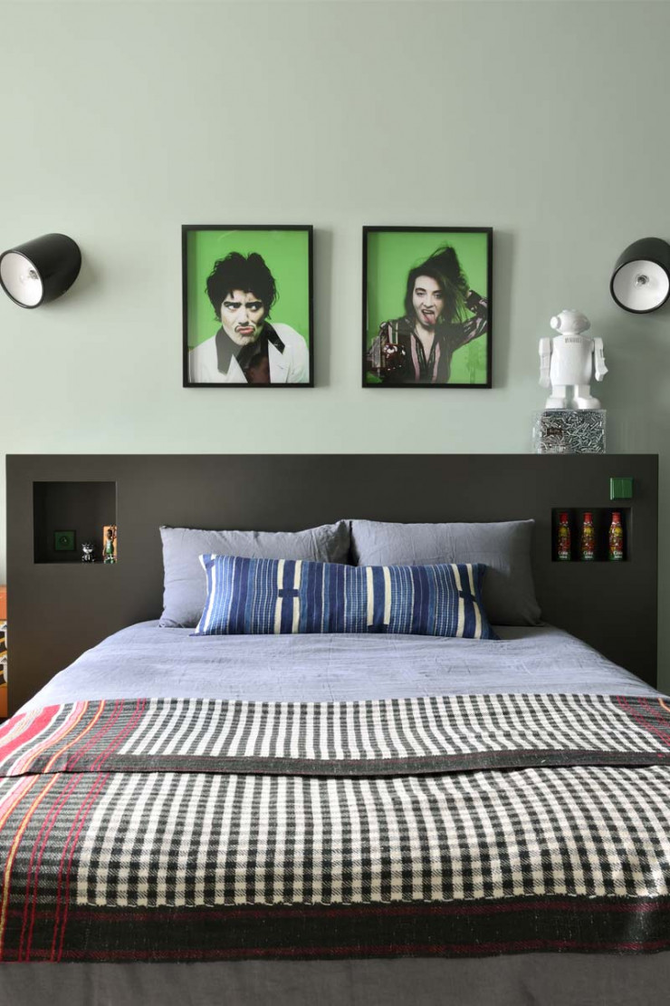 Dans cette chambre, photo des Rita Mitsouko par Youri Lenquette (Addict Galerie), appliques de Cini Boeri. Tête de lit sur mesure.