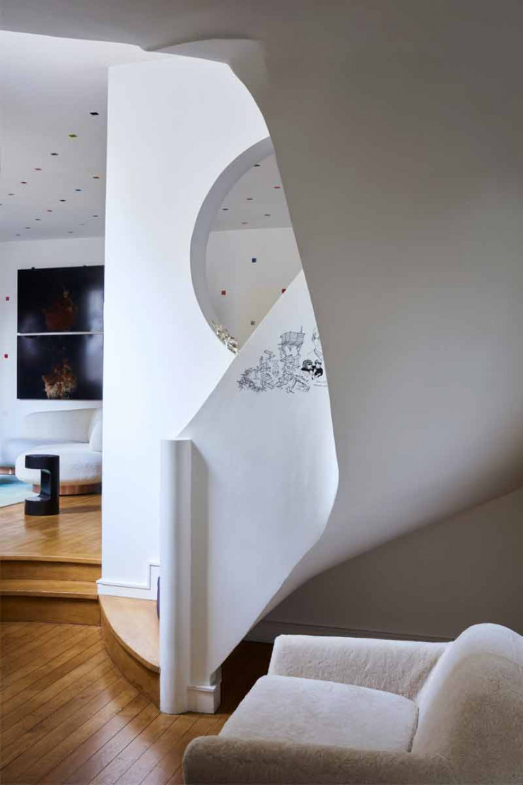 L’escalier conduisant aux premier et second niveaux avec son graffiti mural réalisé par le graphiste Jean-Baptiste Aizier. Fauteuil Koumac, design Thierry Lemaire (The Invisible Collection).