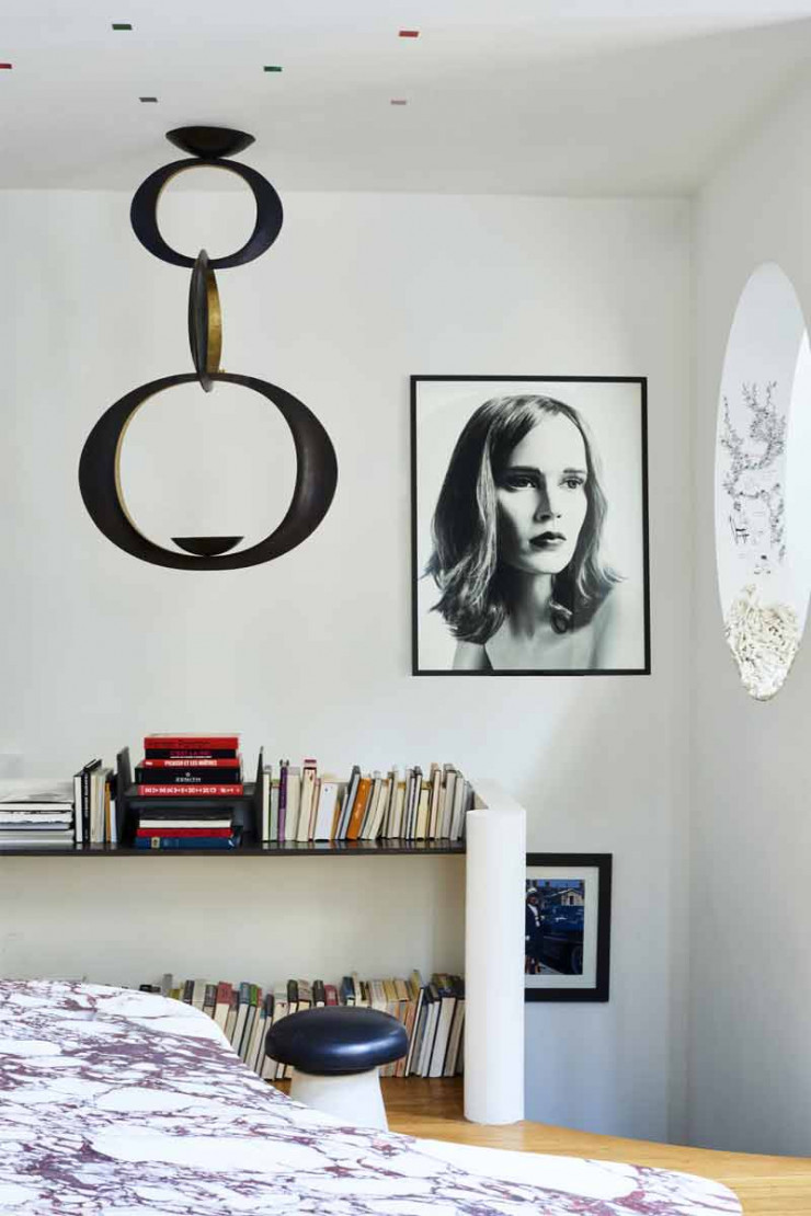 Dans l’espace de travail, suspension Volubile d’Hervé Van der Straeten. Au mur, photo de la série « Mannequins » (2003) de Valérie Belin (Galerie Nathalie Obadia).