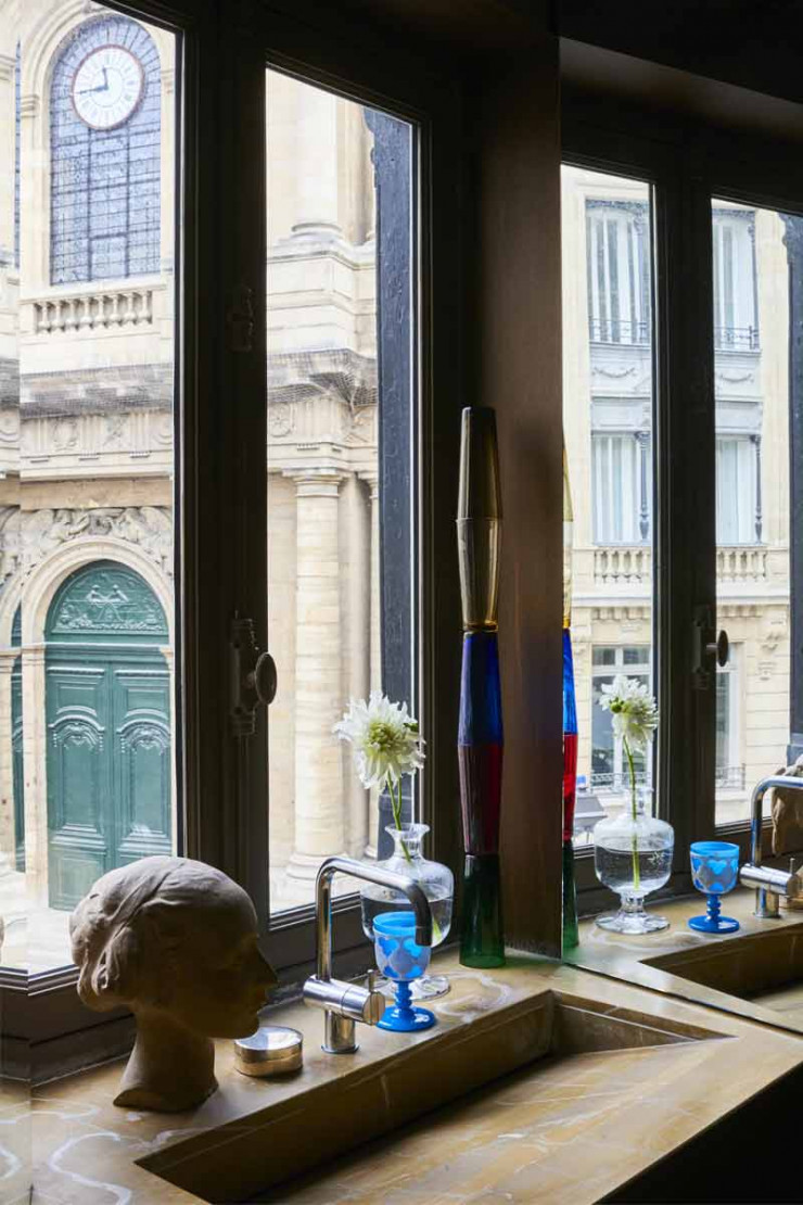 Dans la salle de bains, sur le lavabo en marbre, buste chiné aux Puces.
